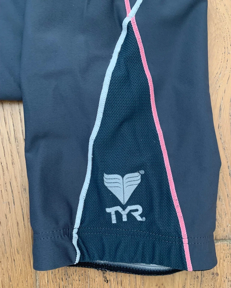 TYR 女式 XS 灰色黑色 8 英寸运动健身三轮自行车比赛短裤美国制造 — 第 2/4 张图片