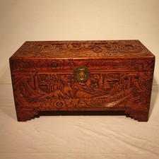 Antike China Truhe Kampferholz Schloss Original Motiv Schnitzereien rundherum