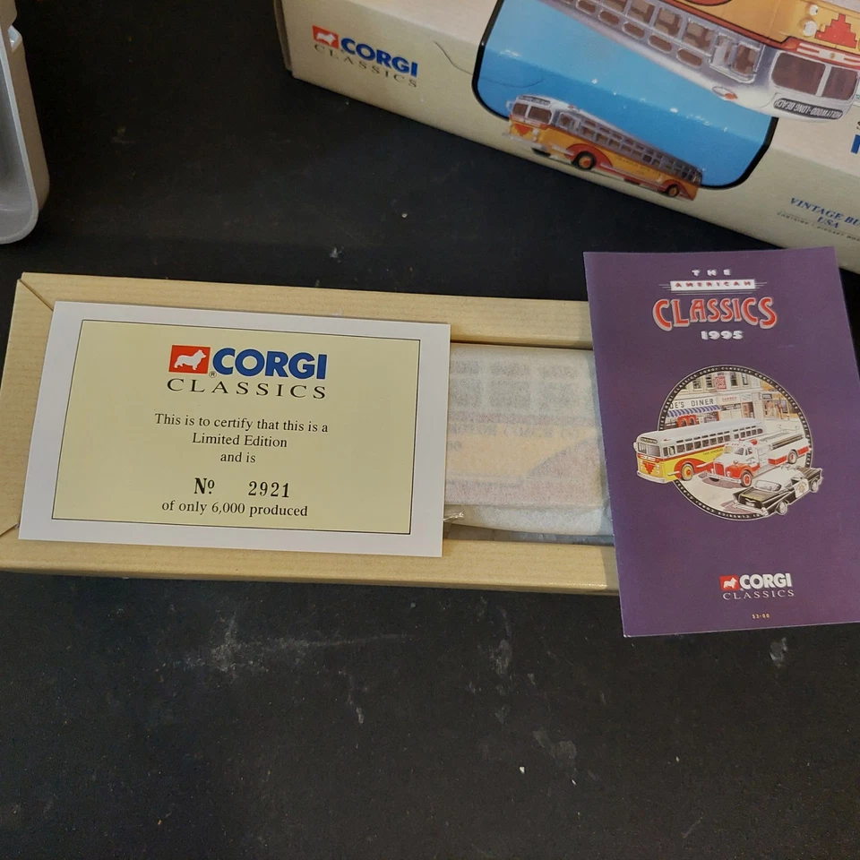 Corgi Classics General Motors 4502 Los Angeles Motor Coach 1/50 Scale  - Image 2 of 4