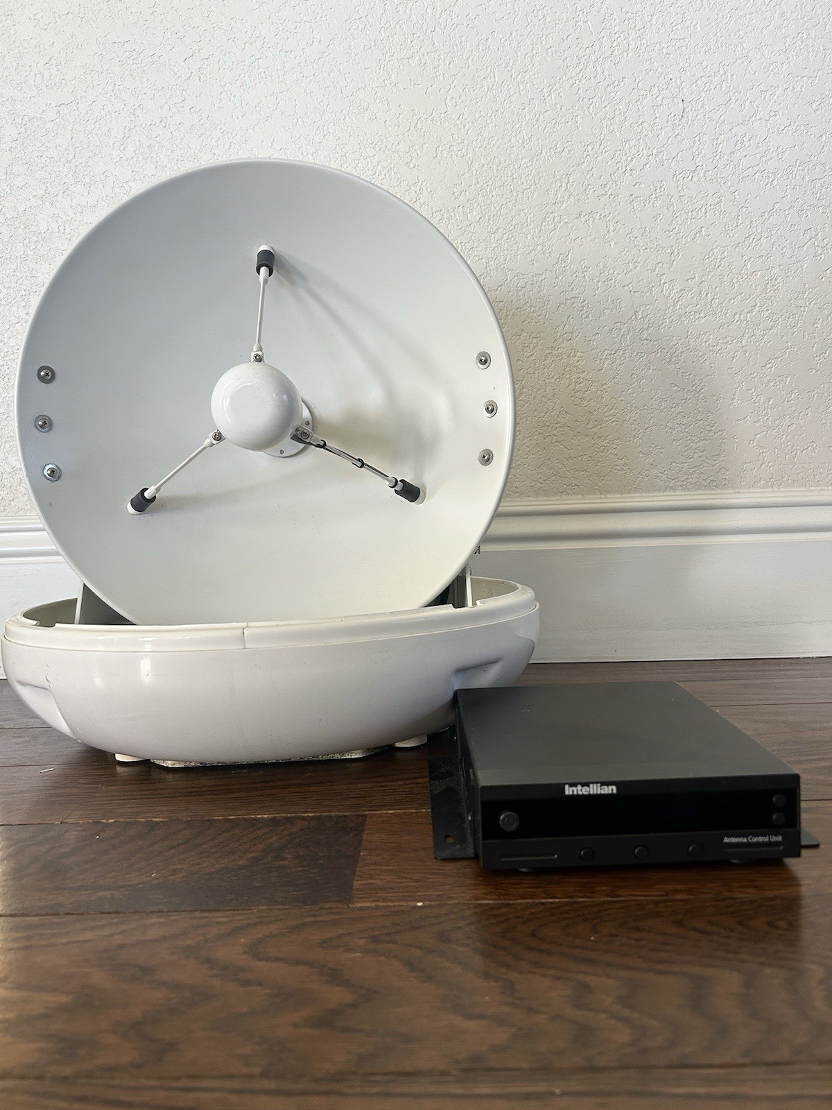 Intellian i4 B3-401S Marine Satellite TV System w/ North America LNB Receiver