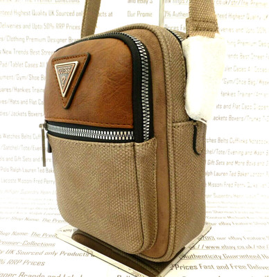 GUESS Mini City Bag Herren Triangle Logo Taupe Ton Multifunktion Schultertaschen