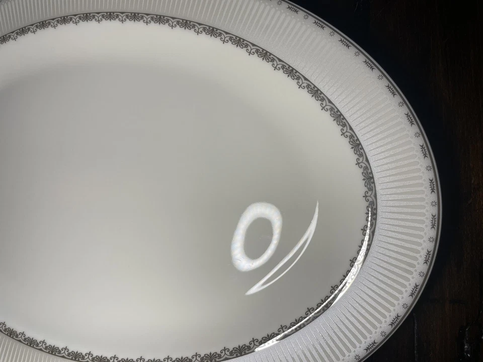 Plato para servir Lorren Home Trends Bone China La Luna en relieve Foto 2 de 4