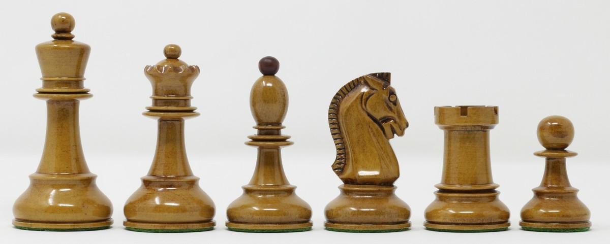 JEU D'ECHECS FAIENCE 1950 sujet MOYENÂGEUX / chess set c. 1950