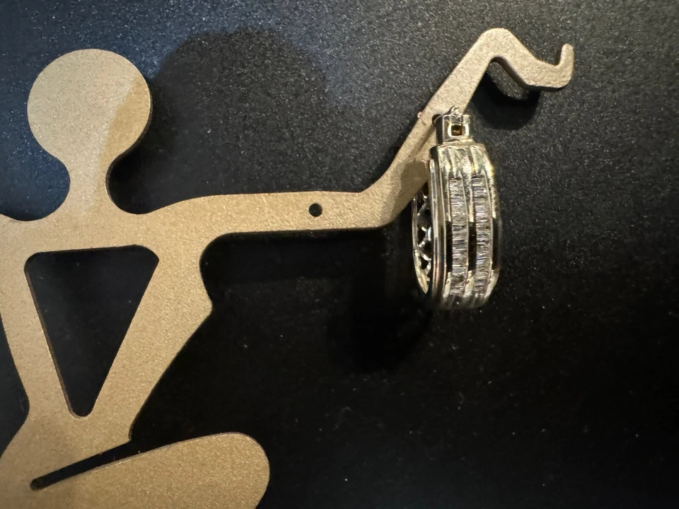 Pendientes huggie de diamantes de oro blanco macizo de 14k Foto 4 de 4