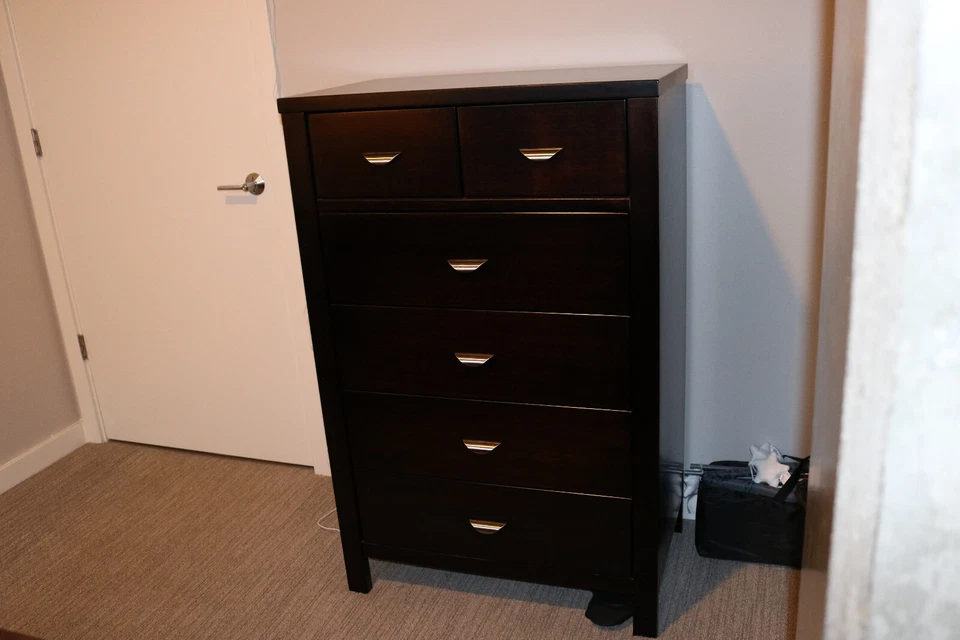 Hermoso juego de dormitorio Dania tamaño queen de 8 piezas. Foto 3 de 4