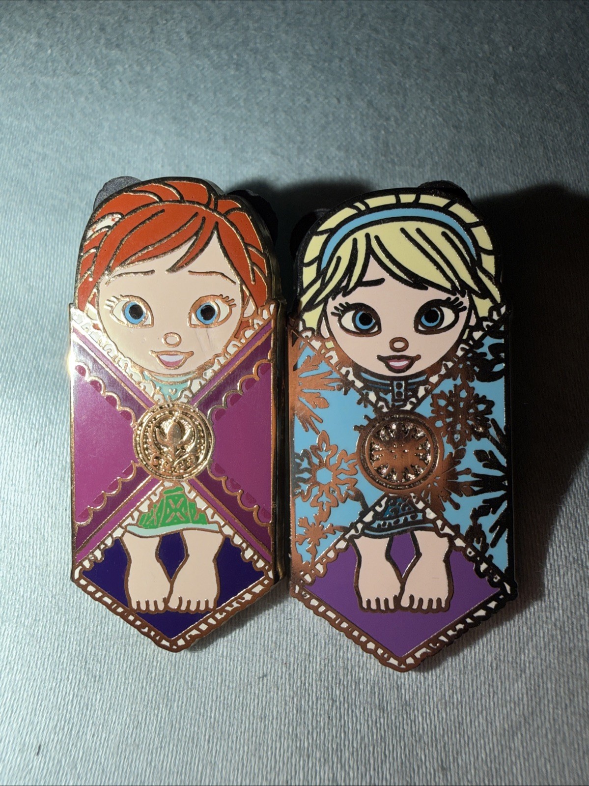 2016 Disney Trading Pin Anna And Elsa Babies Swaddled 2 Pin Set