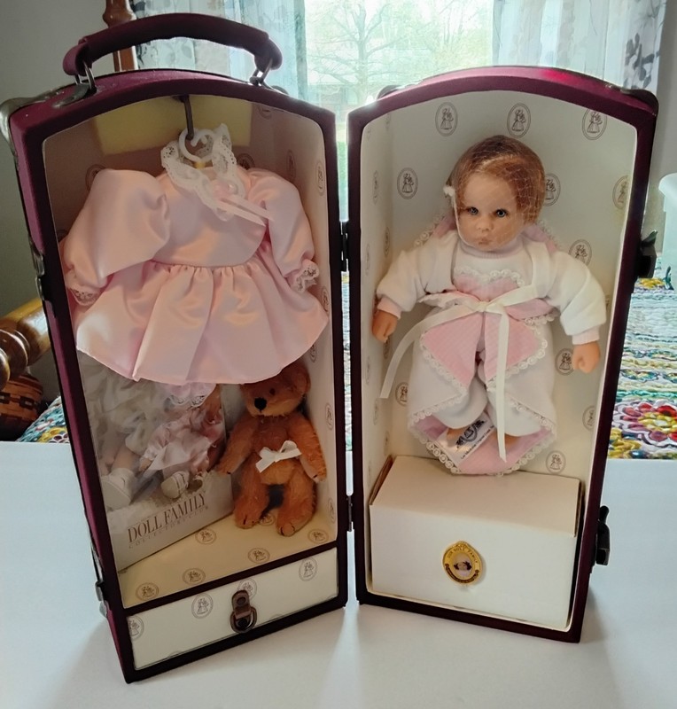 LEE MIDDLETON  ORIGINAL COLLECTORS EDITION  BABY DOLL UNUSED IN CASE