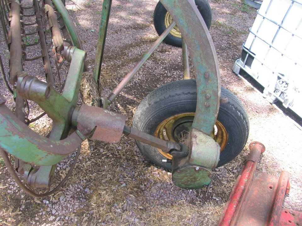 Rastrillo de heno tipo tracción John Deere tracción a tierra 4 Bar Foto 2 de 4