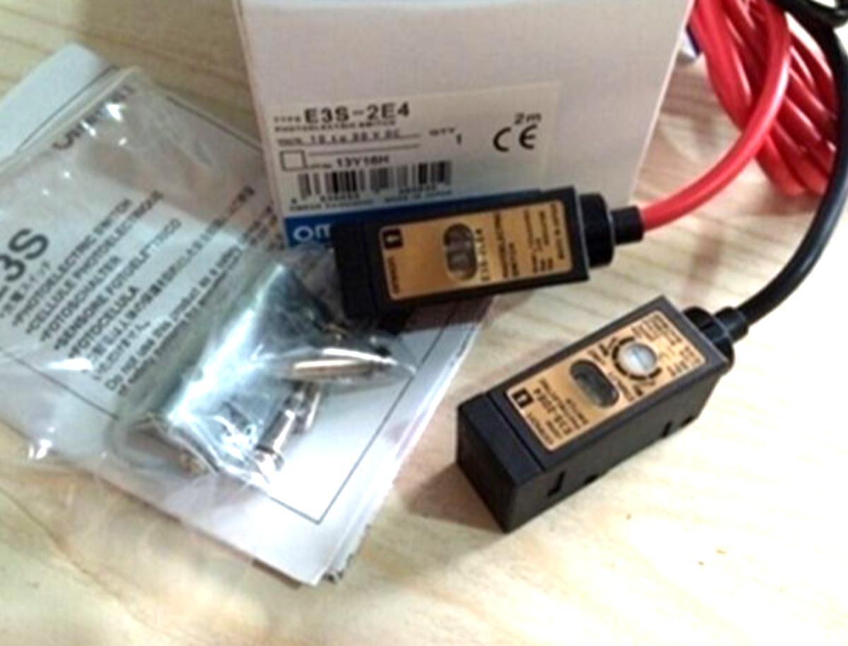 NEW OMRON E3S-2E4 (E3S-2DE4+E3S-2LE4) Photoelectric Switch | eBay