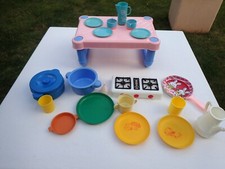 Dinette composée de 19 accessoires et d'une petite table. Années 90