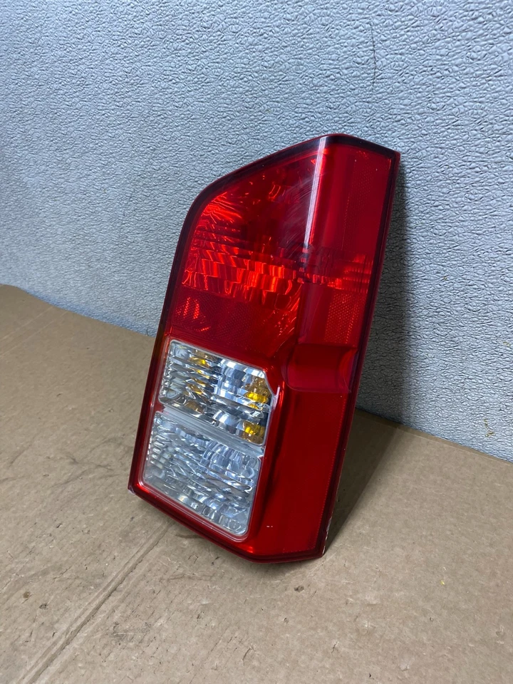 Luz trasera lateral derecha Nissan Pathfinder 2005 a 2012 pasajero OEM V1136 DW Foto 2 de 4