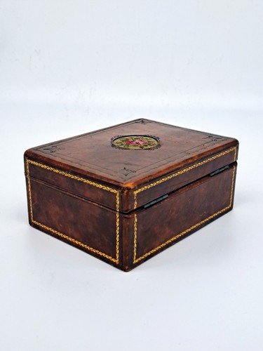 Antique leather covered box with gobelin rose decoration - Picture 5 of 9