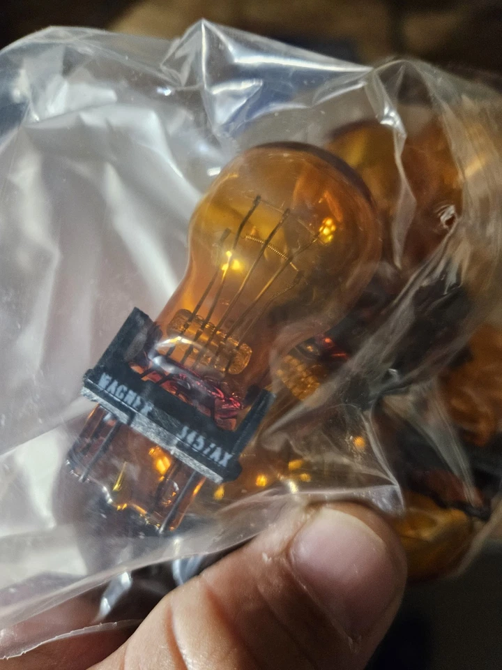 NUEVAS lámparas en miniatura Wagner 3457NAKX para 07-09 Cadillac/GMC Foto 4 de 4