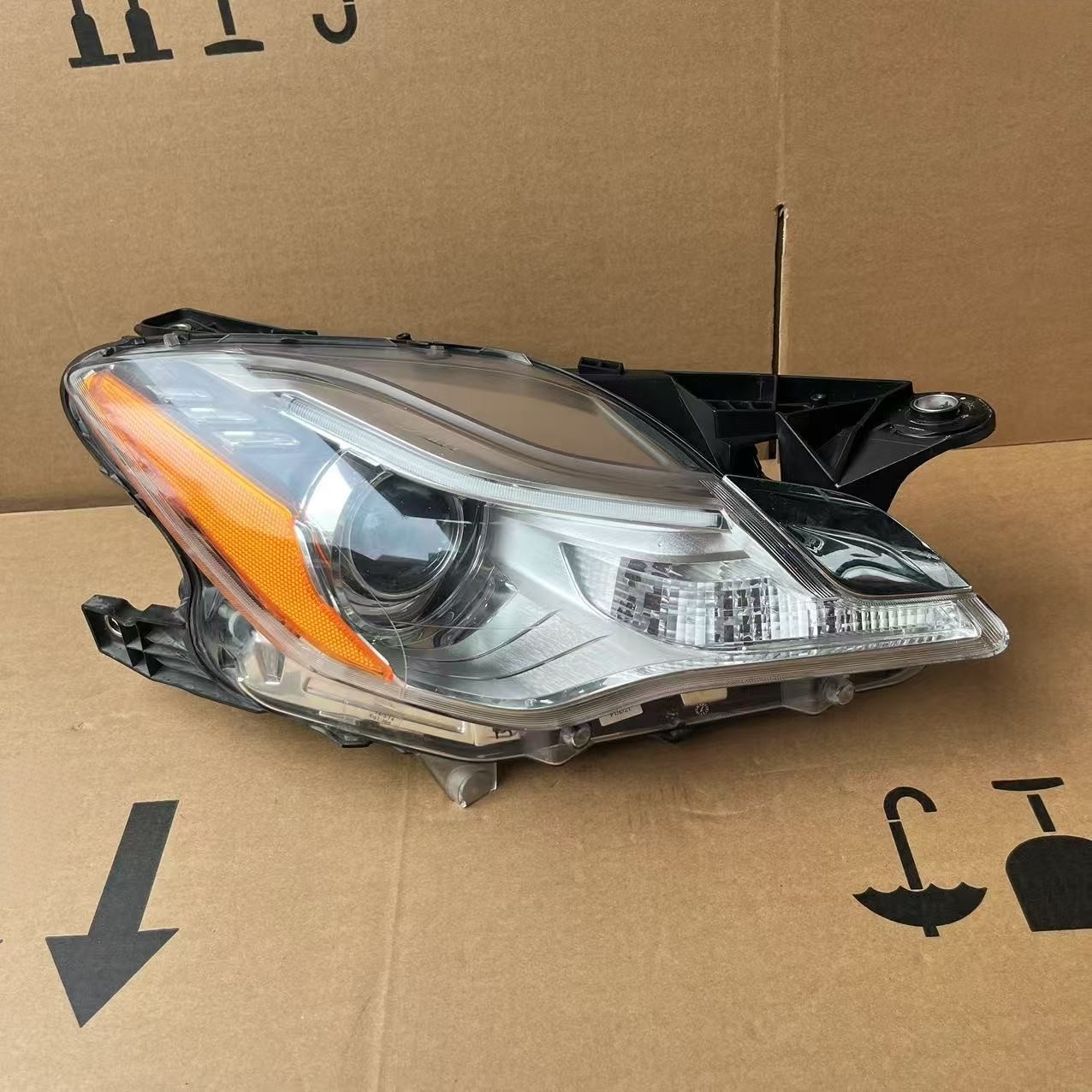 Maserati Quattroporte Front Right Xenon HID Headlight 2014-2017 670001625