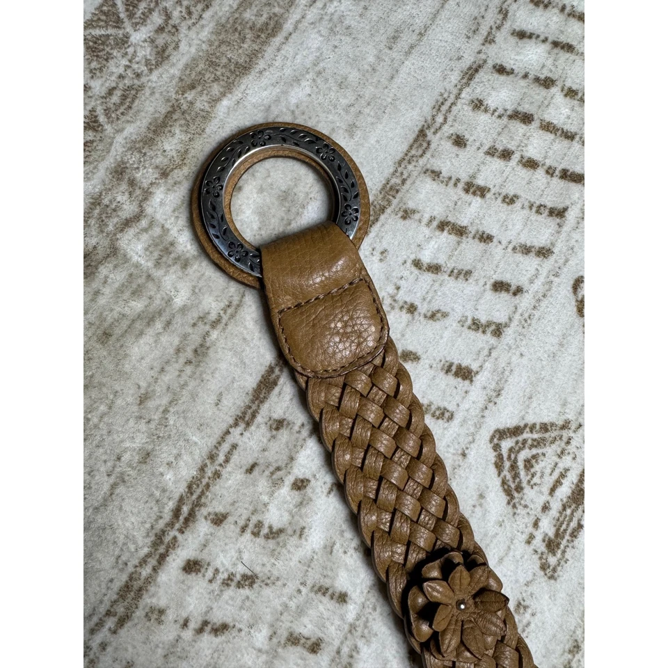 Cinturón de cuero trenzado Brighton tostado/camello con detalles florales y hebilla plateada-talla 34 Foto 2 de 4