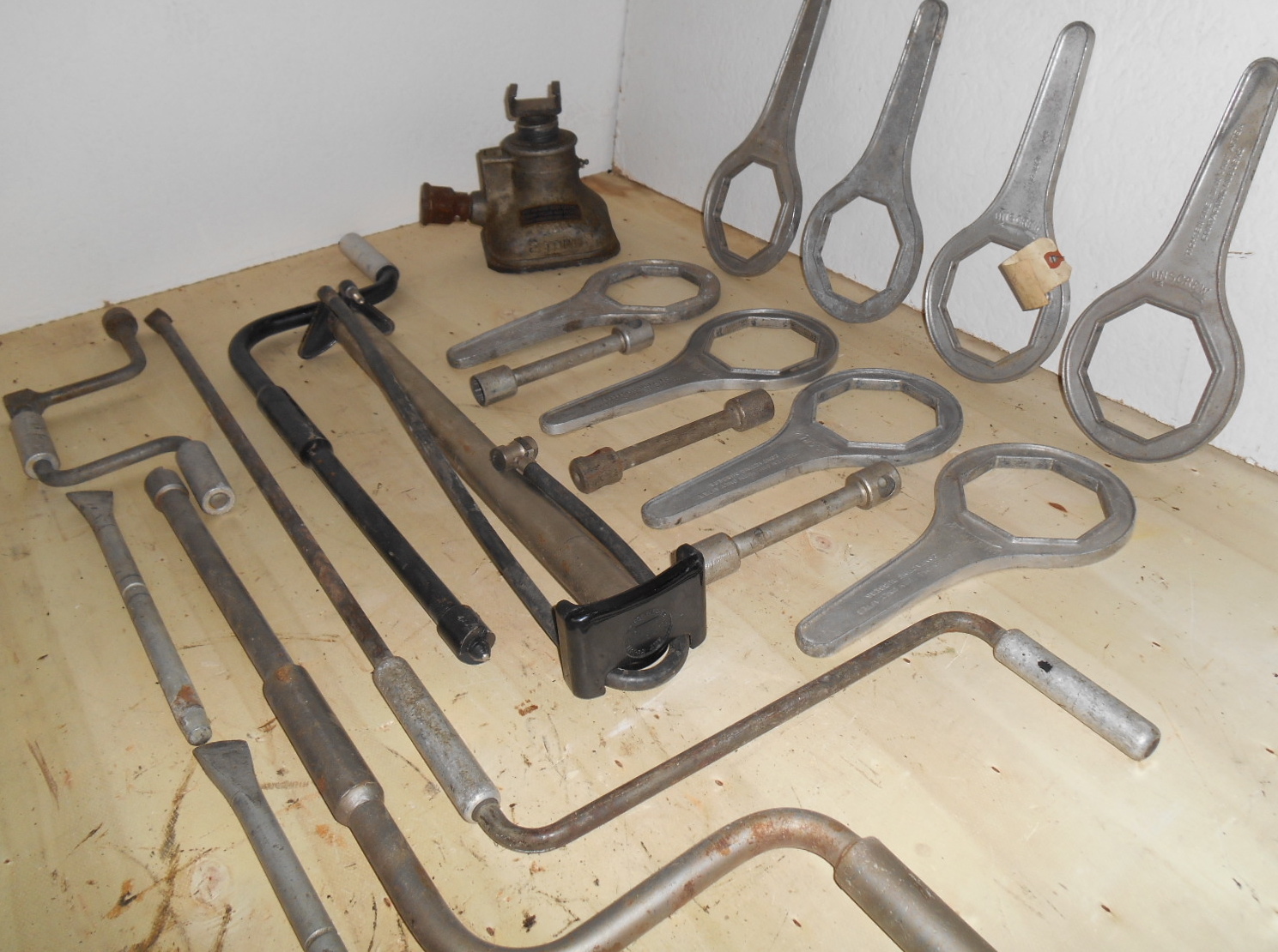BENTLEY "SPECIAL" BUILDER? ROLLS ROYCE TOOL. LARGEST 1946-65 INVENTORY ON EARTH