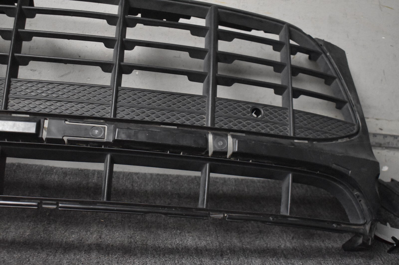 2015 - 2018 Porsche Macan Front Bumper Lower Center Grille OEM for 