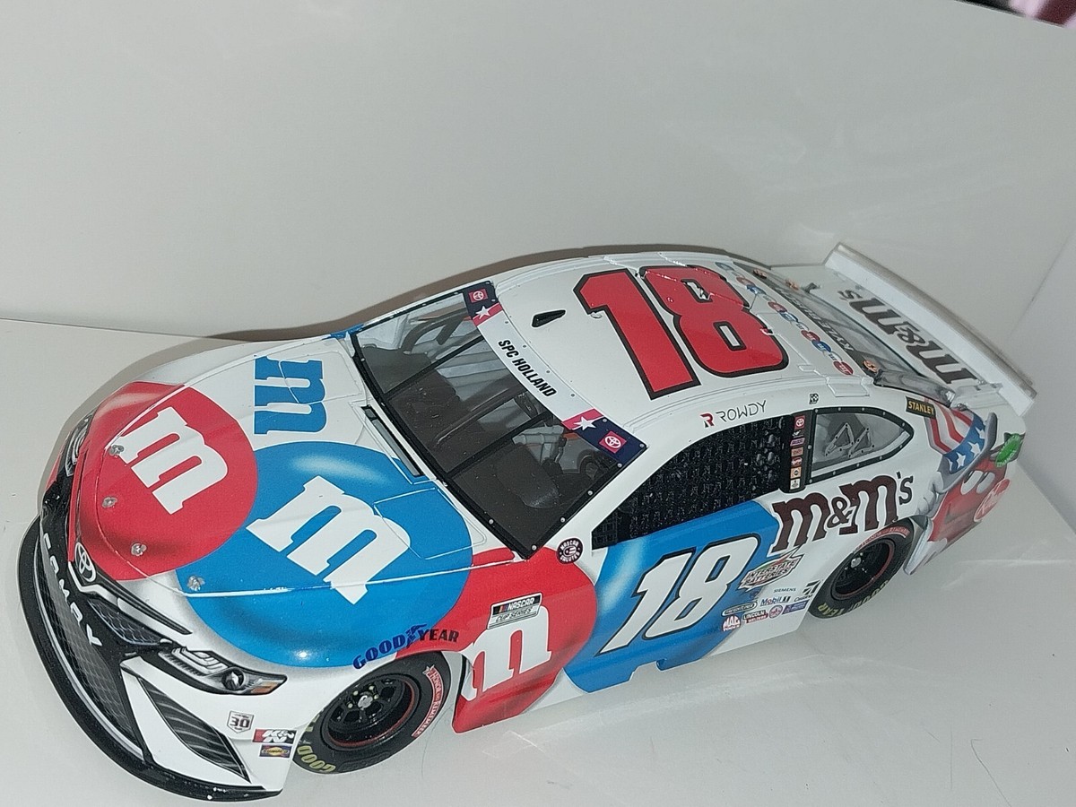 Nascar Lionel Elite Kyle Busch #18 M&M'S Red, White & Blu 1/24 Din