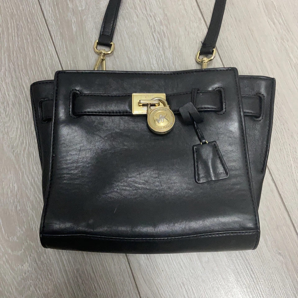 Michael Kors Hamilton small black leather shoulder bag with gold padlock - Image 2 of 4