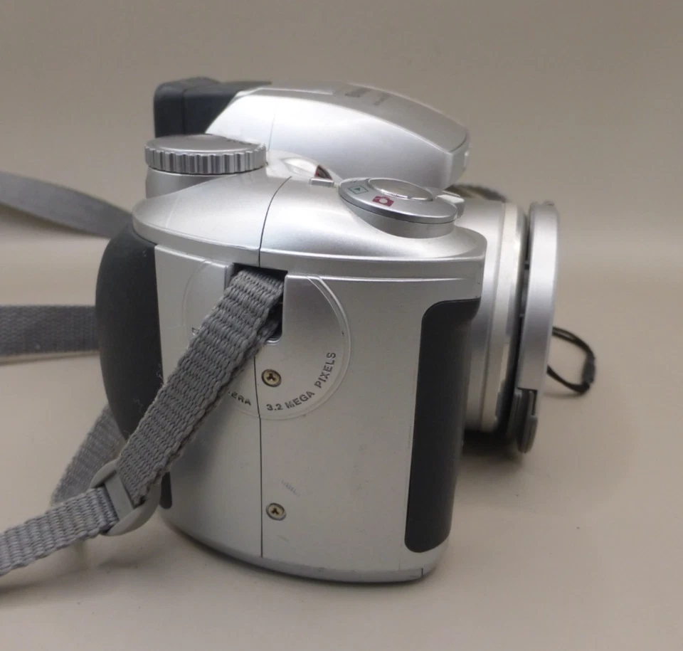 Fujifilm FinePix S3000 3.2MP Digital Camera - 6x optical zoom - Image 2 of 4