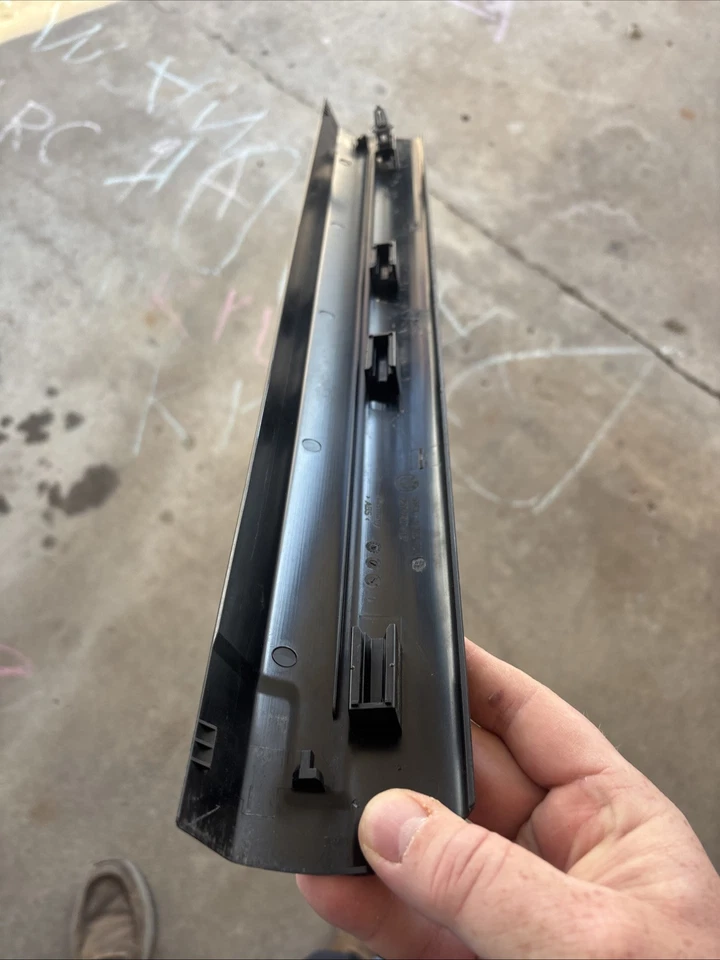 BMW 528I XDRIVE F10 2012-2016 placa de desgaste del umbral de la puerta del lado del pasajero delantero OEM Foto 4 de 4