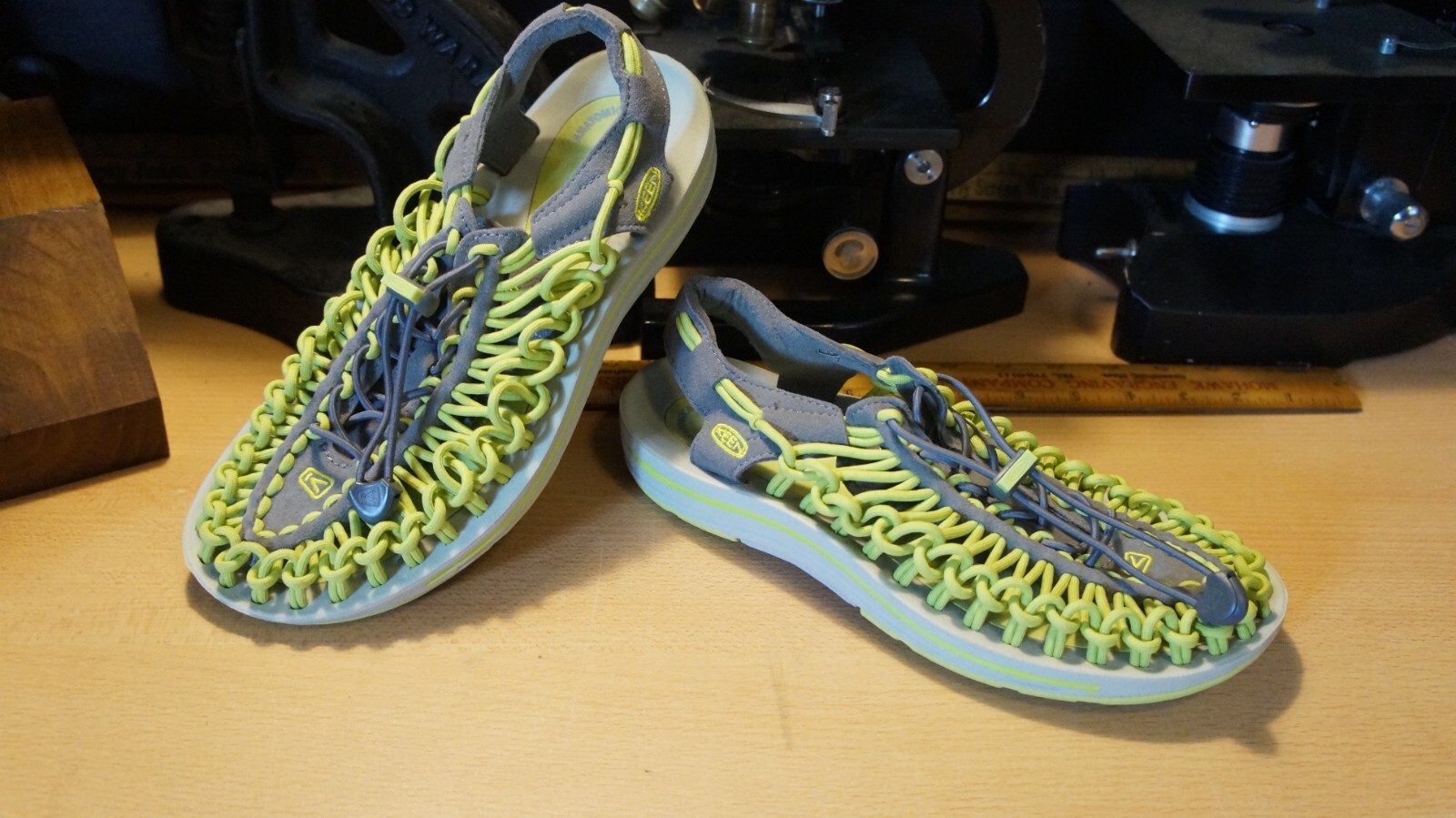 Fantastico! Sandali sportivi e da trail KEEN UNEEK giallo fluo intrecciato in maglia di corda taglia 7 come nuovi!