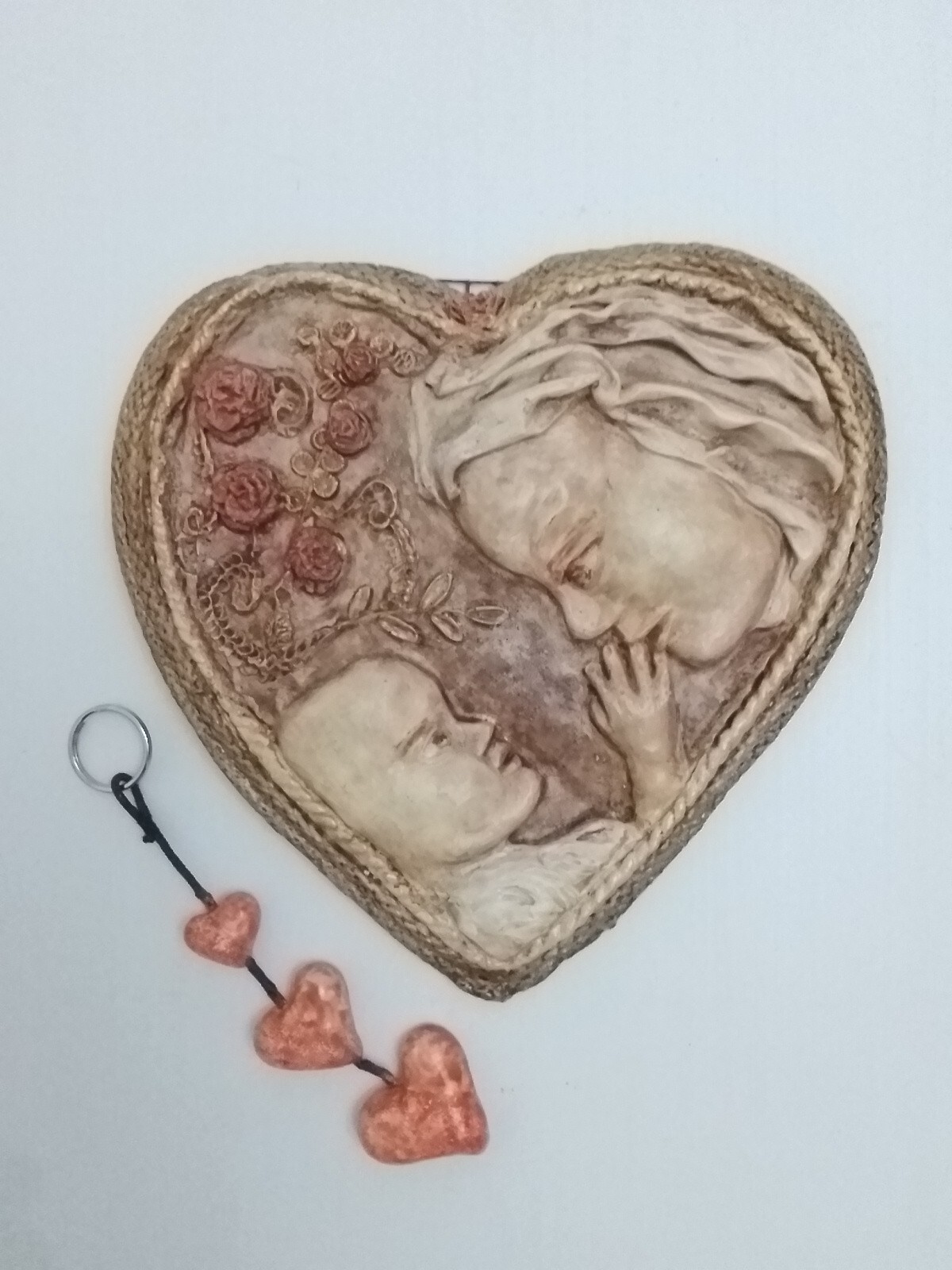 Bassorilievo Madonna Con Gesù, forma Cuore + Portachiavi Cuori
