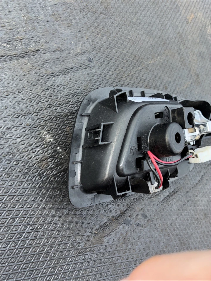 Chrysler 300 2016-2019 manija del panel de la puerta interior delantera derecha 5PF62DX9 OEM Foto 3 de 4