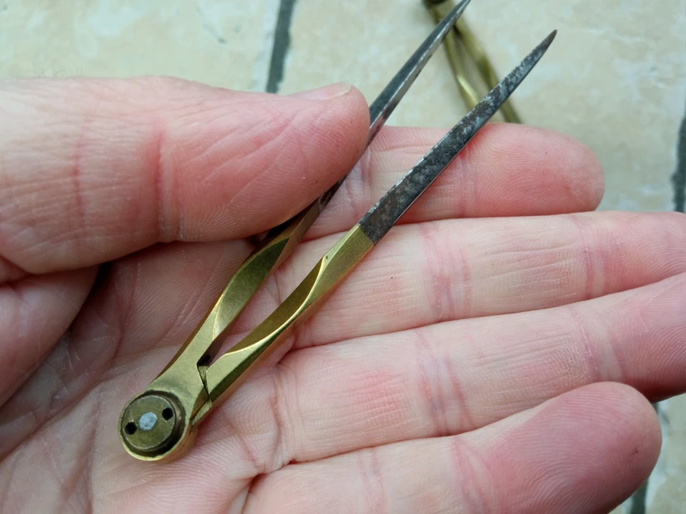 Lot de 2 Anciens Compas Pointe Sèche en Laiton et fer - Photo 2/4