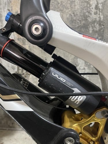 Santa Cruz V10 4 2012 Downhill Bike Carbon Fiber in great condition - Picture 10 of 20