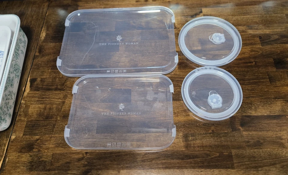 Cazuela y cuencos anidadores con tapas The Pioneer Woman Agatha Foto 3 de 4