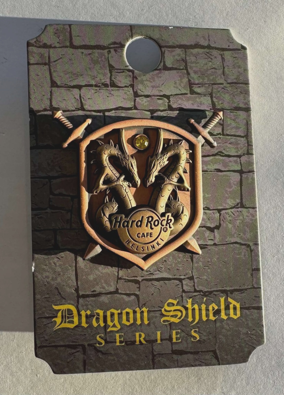Prendedor Hard Rock Café Original Dragon Shield 2019 Helsinki Finlandia nuevo como nuevo