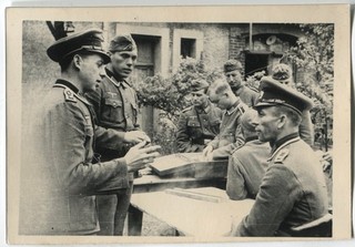 WWII SMALL PHOTO: WEHRMACHT SOLDIERS HAVING CONVERSATION / CLASSES IN A GARDEN