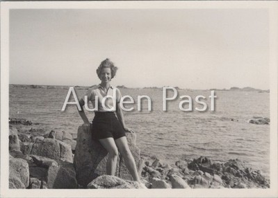 Frau Meer 40er 50er Jahre Schnappschuss Foto Ozean Strand Felsen