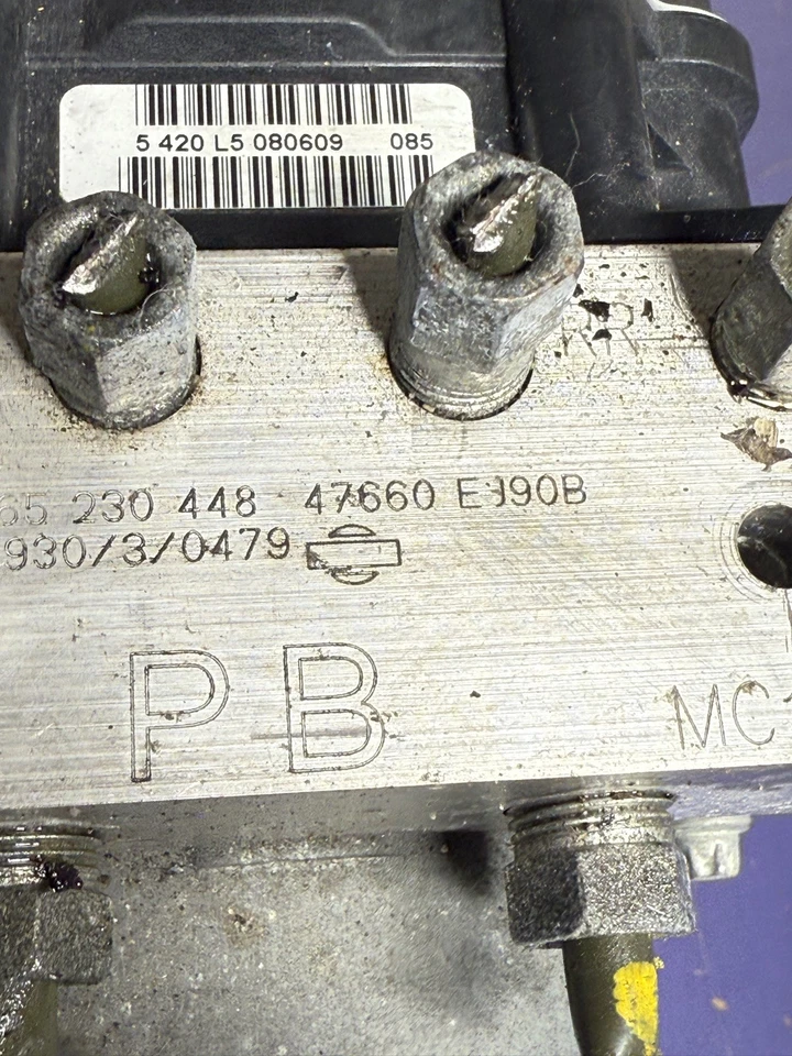 2009-10 Infiniti M35 ABS controle de bomba módulo OEM 47660EJ90B - Imagem 2 de 4