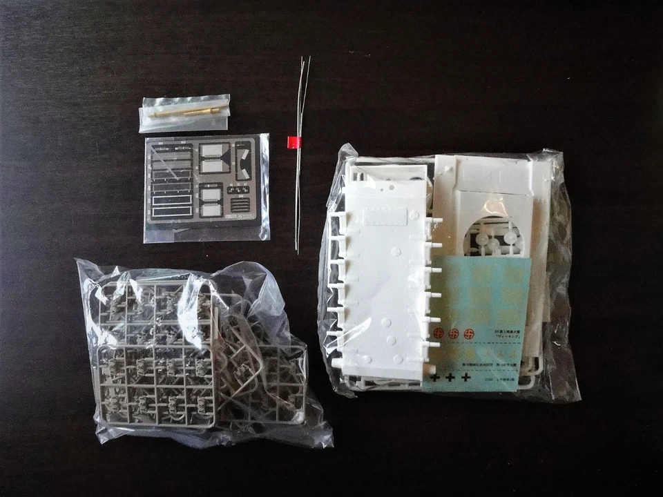 Cool ! Gunze 1/35 PANZERKAMPFWAGEN III Aust J (Sd Kfz 141/1) Hi-Tech Model  - Image 2 of 4