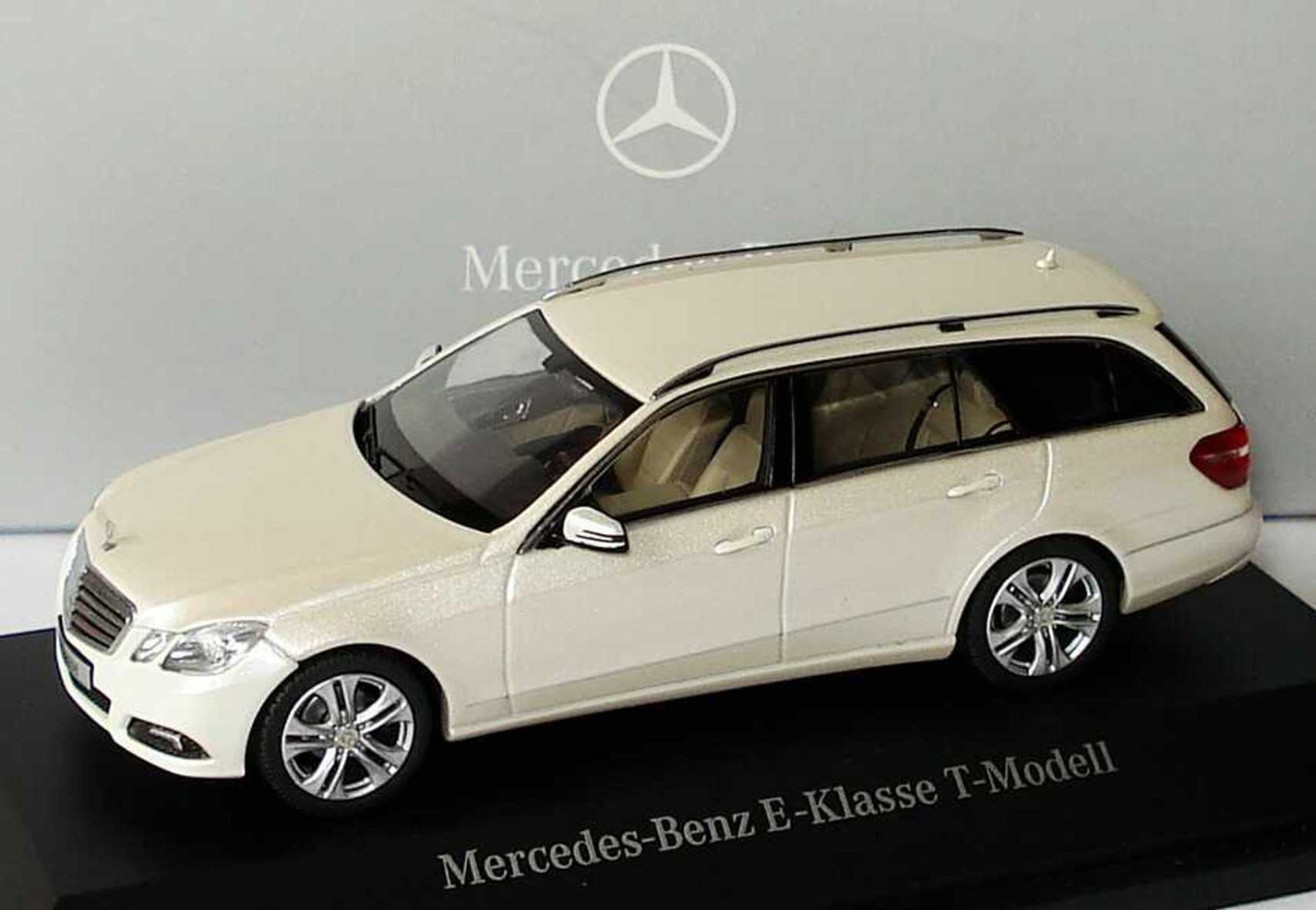 Voiture miniature Mercedes Classe E S212 Schuco au 1/43 de couleur blanc diamant de luxe