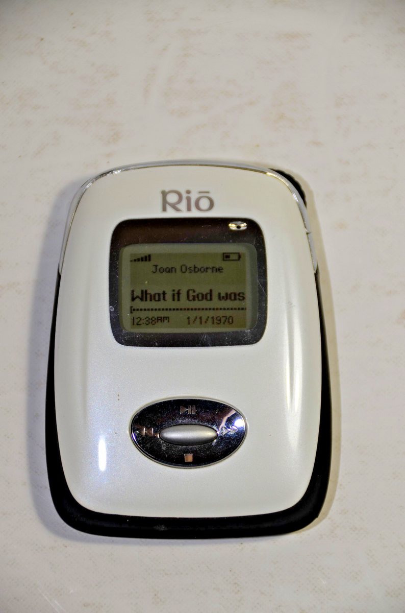 Vintage early 2000s Rio Carbon 5 MP3 Player - 5GB - White *Tested