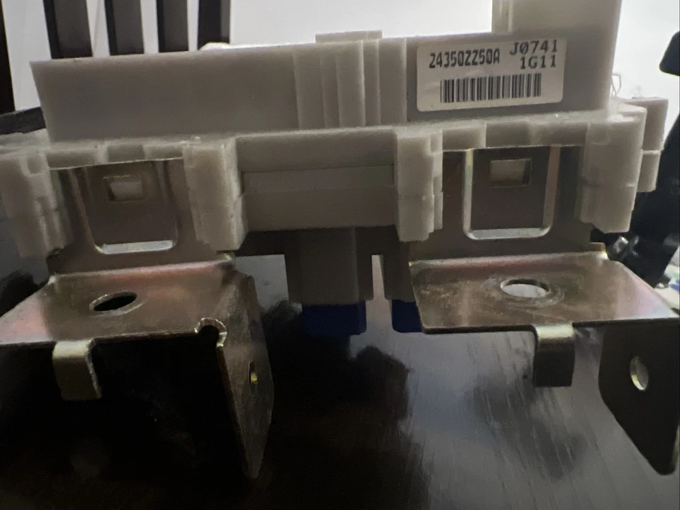 Bloque de conexiones relé caja de fusibles interior cabina Titan Nissan Armada Quest 07-12 OEM Foto 4 de 4