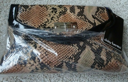 Daisy Fuentes Brand New Tan Clutch with Chain Strap and Turn Button Closure - 第 1/4 張圖片