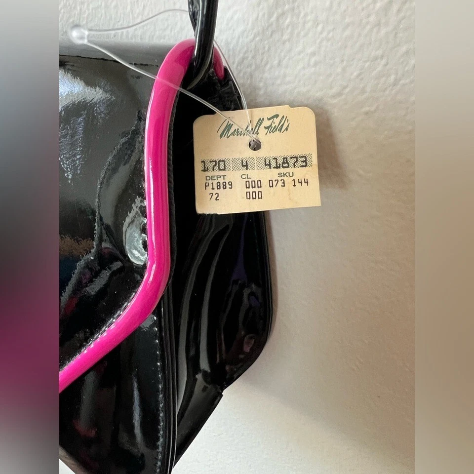 Mini bolso Marshall Fields negro y rosa con charol retro frontal en forma de V Foto 4 de 4