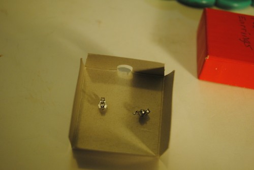 Orecchini a perno di perle coltivate bianche con pali in argento sterling - Foto 2 di 2