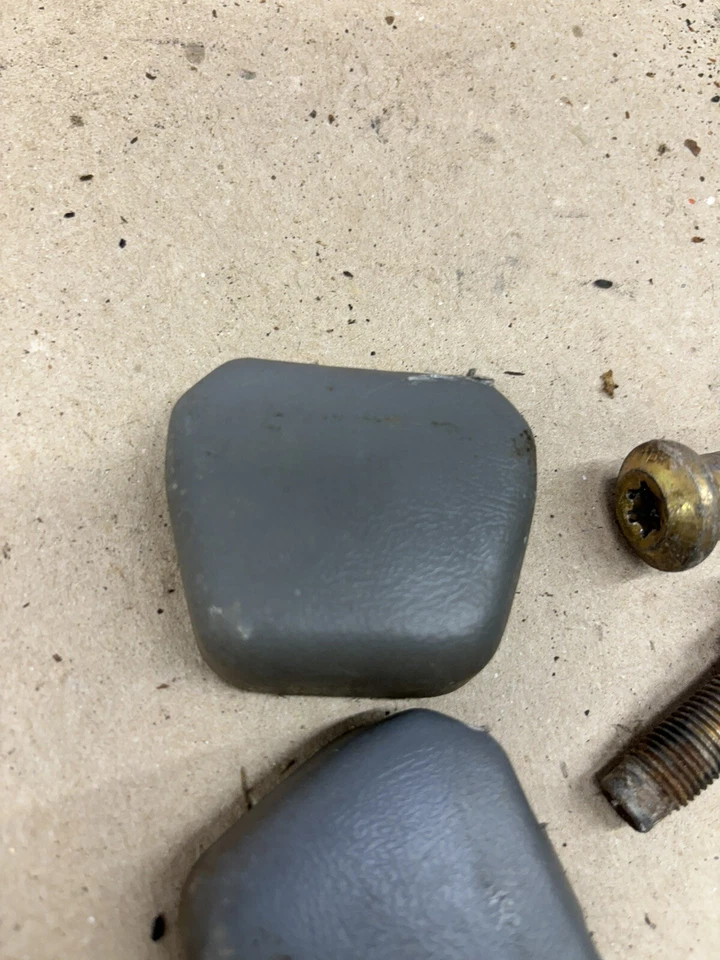 1987 1988 1989 1990 1991 Ford f150 f250 f350 Bronco Two Seat Belt Bolts W/trim — 第 4/4 张图片