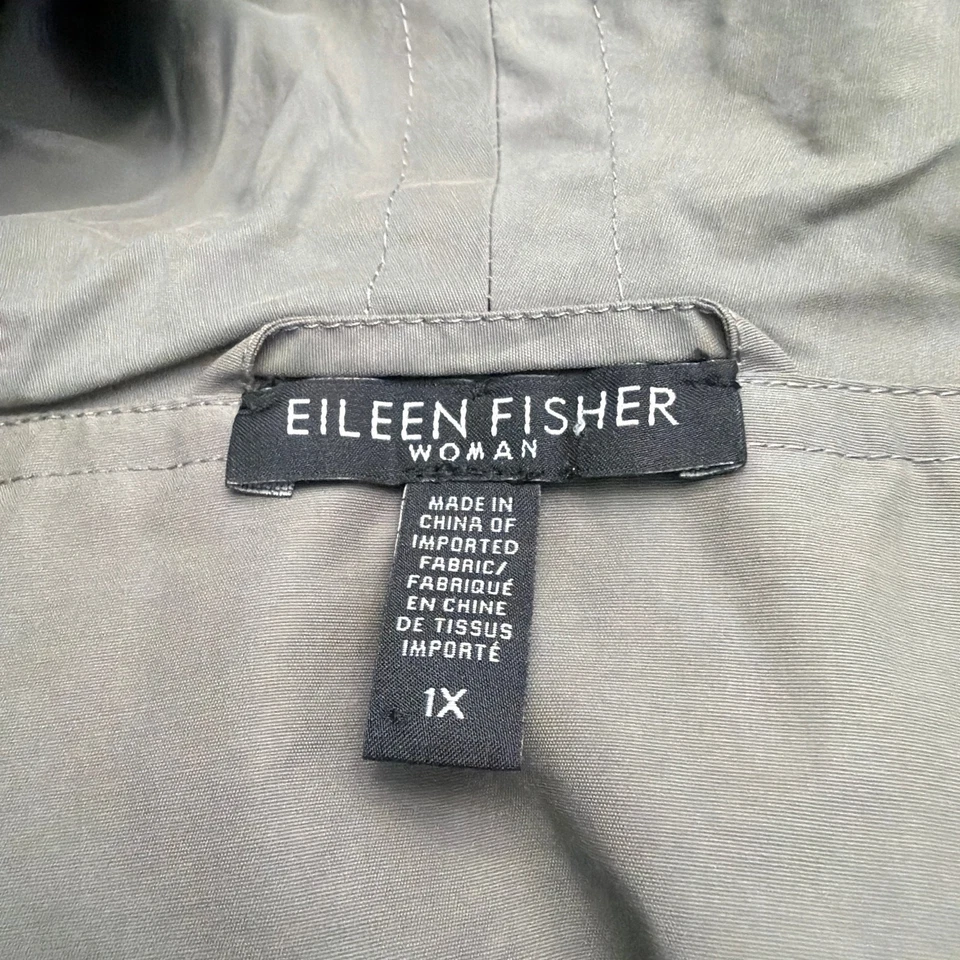 Casaco de chuva Eileen Fisher feminino 1X com capuz preto botão para cima - Imagem 2 de 4