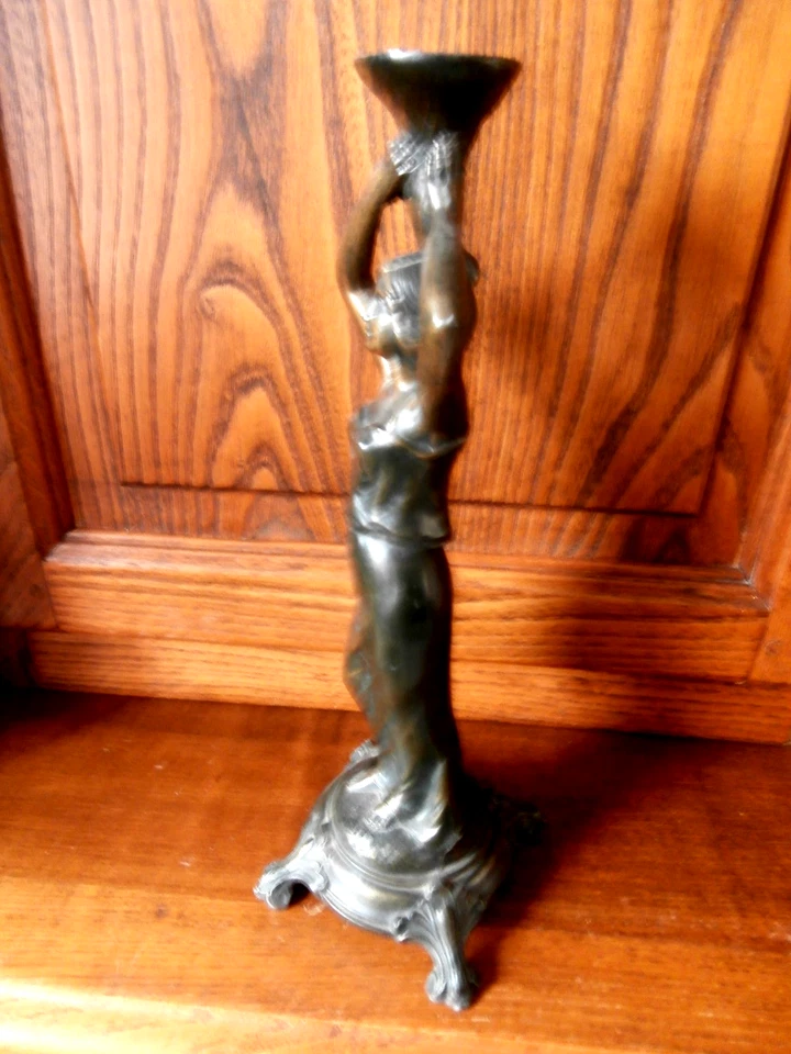 Statue régule signée L. GOYEAU, Femme Portant un pot sur la tête - Photo 2/4