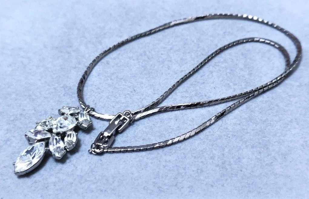 Collana Givenchy motivo foglia pietra trasparente 37143