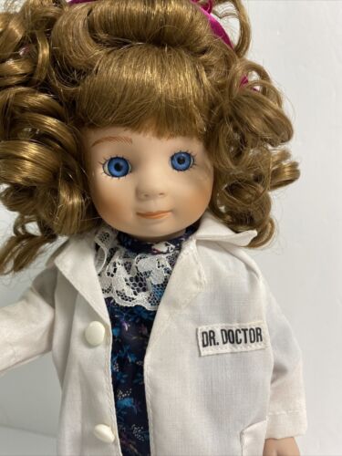 Bambola bambina 12" 1996 dottoressa dottoressa con cappotto da laboratorio medico - Foto 2 di 9