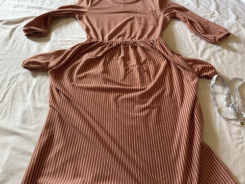 Vestido midi a rayas rojo óxido - Talla M - Ajuste elástico y acampanado - Imagen 3 de 5