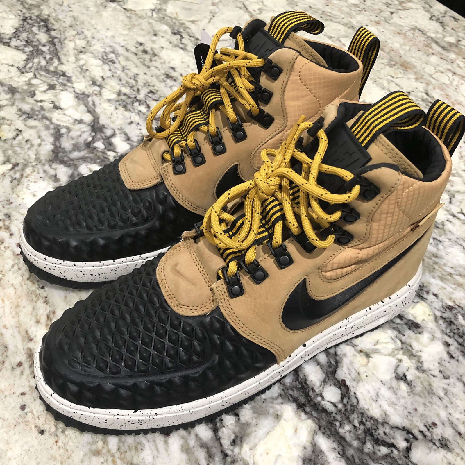 Mens Nike LF1 Duckboot ´17 916682-701 Metallic gold Brand New Size 8 NWB Mens Nike LF1 Duckboot ´17 916682-701 Metallic gold Brand New Size 8 NWB