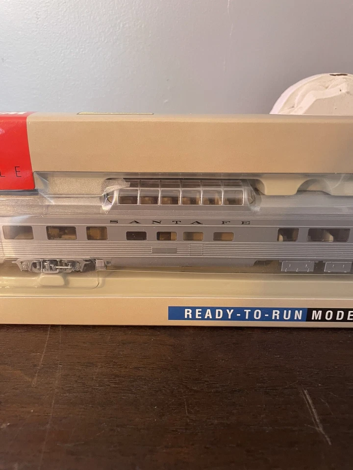 Walthers HO #932-6485 85' Budd DOME COACH - SANTA FE - RTR NIB MINT! - Image 2 of 4
